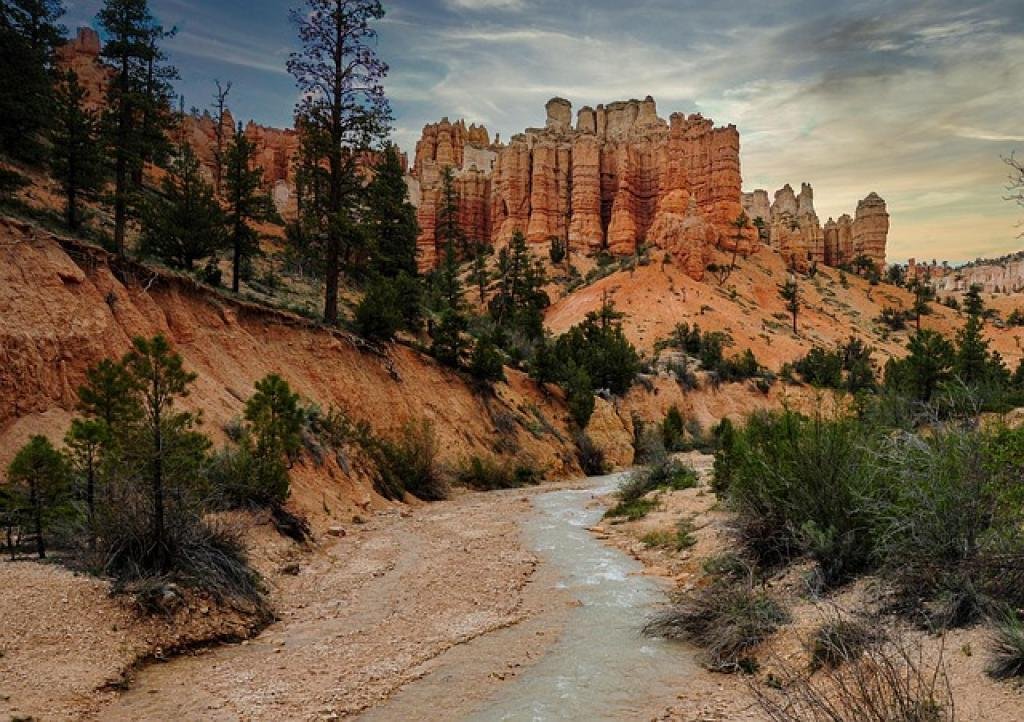 a river running through a canyon